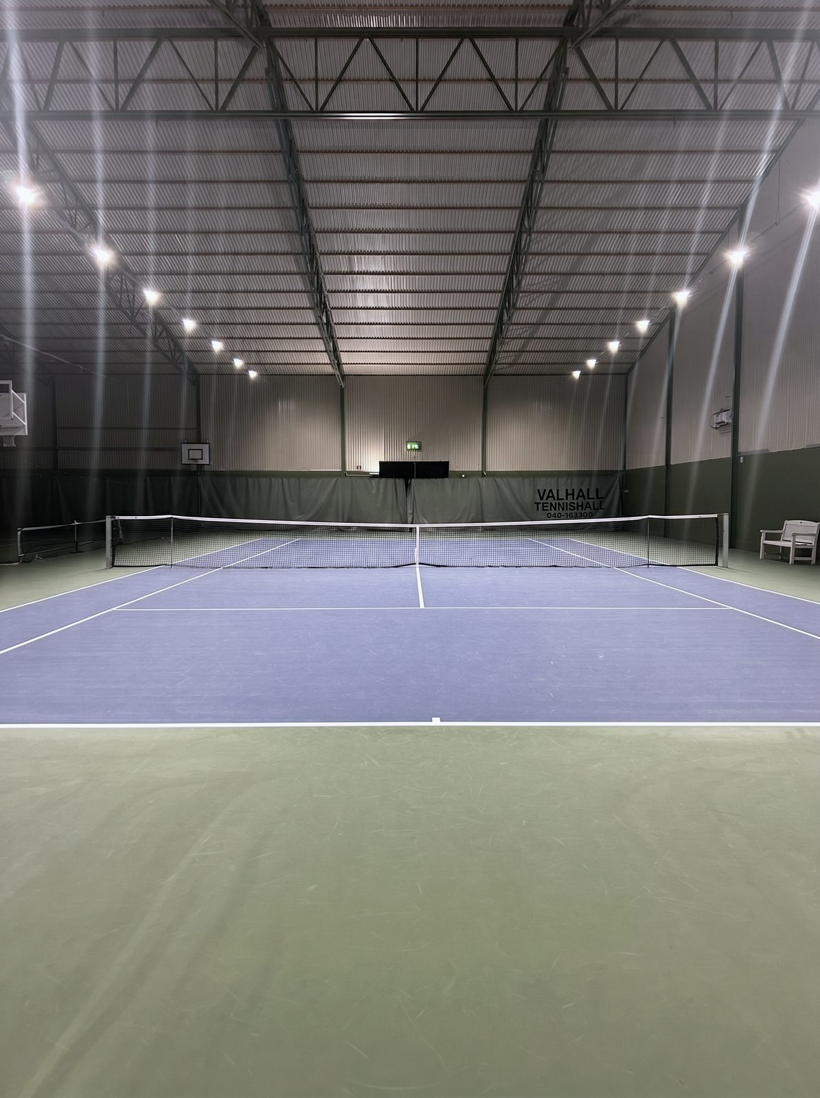 Inomhus­tennisbana i rackethallen på Bjuvs Gym & Rackethall